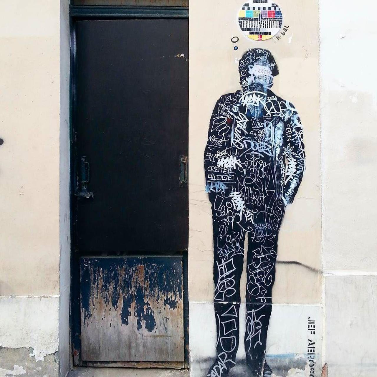 #Paris #graffiti photo by @fotoflaneuse http://ift.tt/1jV7AKz #StreetArt http://t.co/IgU52C7Ys9