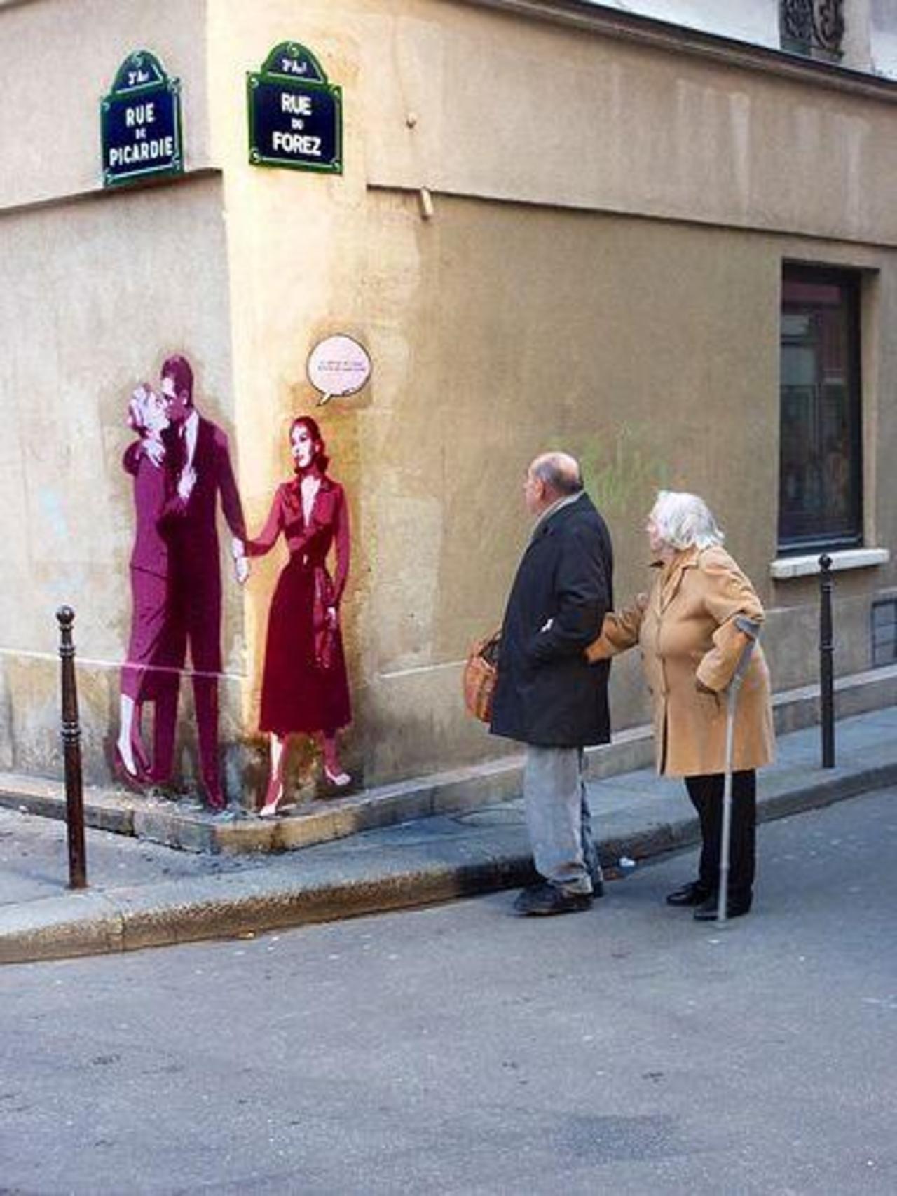craigchek: #Paris et ses surprises ! #streetart #urbanart #graffiti  http://t.co/xtZiBAF9cF