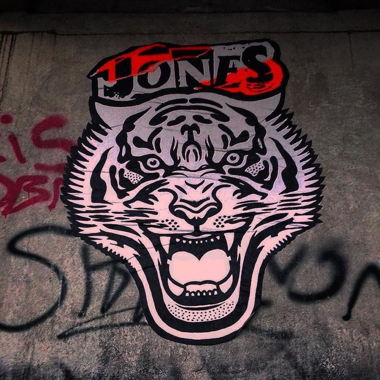  #awesome #tiger #graffiti #posted #poster #jones #streetart #berlin #berlincity #nice #streetartberlin #hackesche… http://t.co/E4AD4266Zh