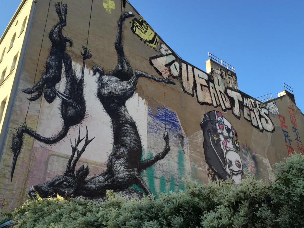 RT @MissQuesta: found my lovely people today
in kreuzberg
also found some gorgeous murals 
#streetart #graffiti #Berlin #kreuzberg http://t.co/7XOCHZaicQ