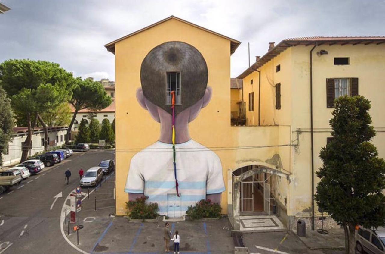 RT @AuKeats: #streetart in #Arezzo #Italy "step outside yourselve" #bedifferent #graffiti #arte #art http://t.co/BkNT7YrQmM