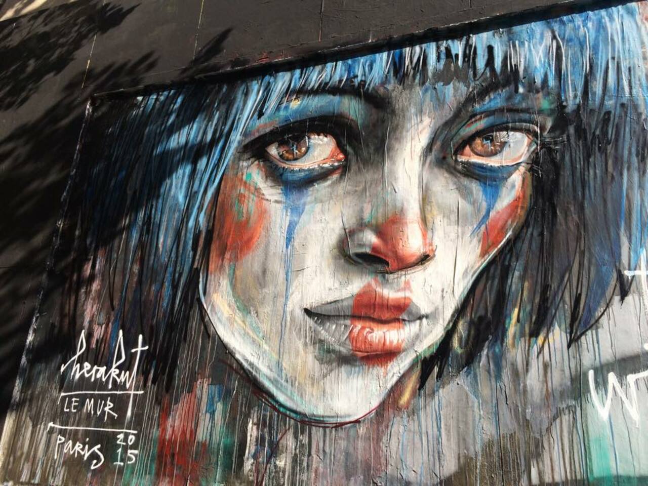 Herakut unveils a new mural in Paris, France for Le Mur. #StreetArt #Graffiti #Mural http://t.co/XhAeiyMw7l