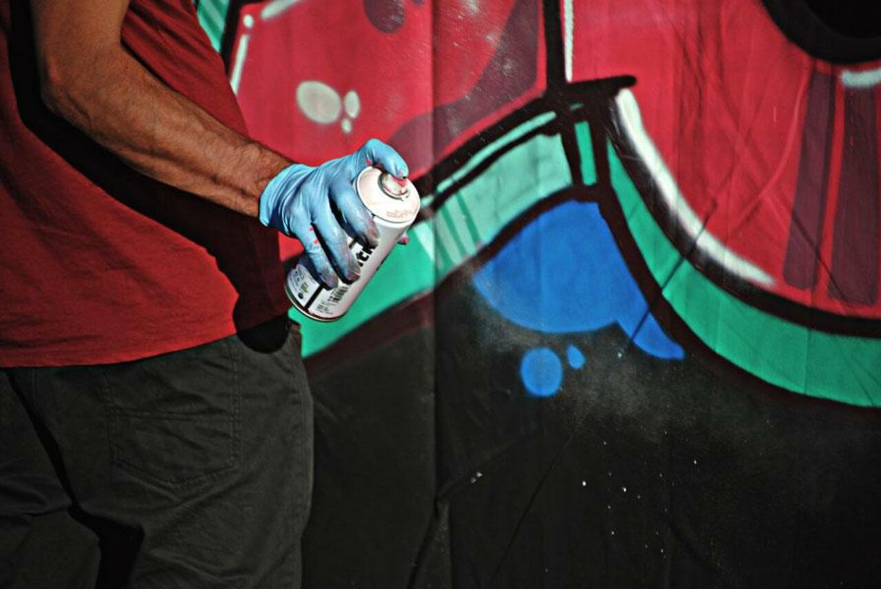 spray #streetart #urbanart #graffiti #streetphotography http://t.co/jAtPPAO4ar