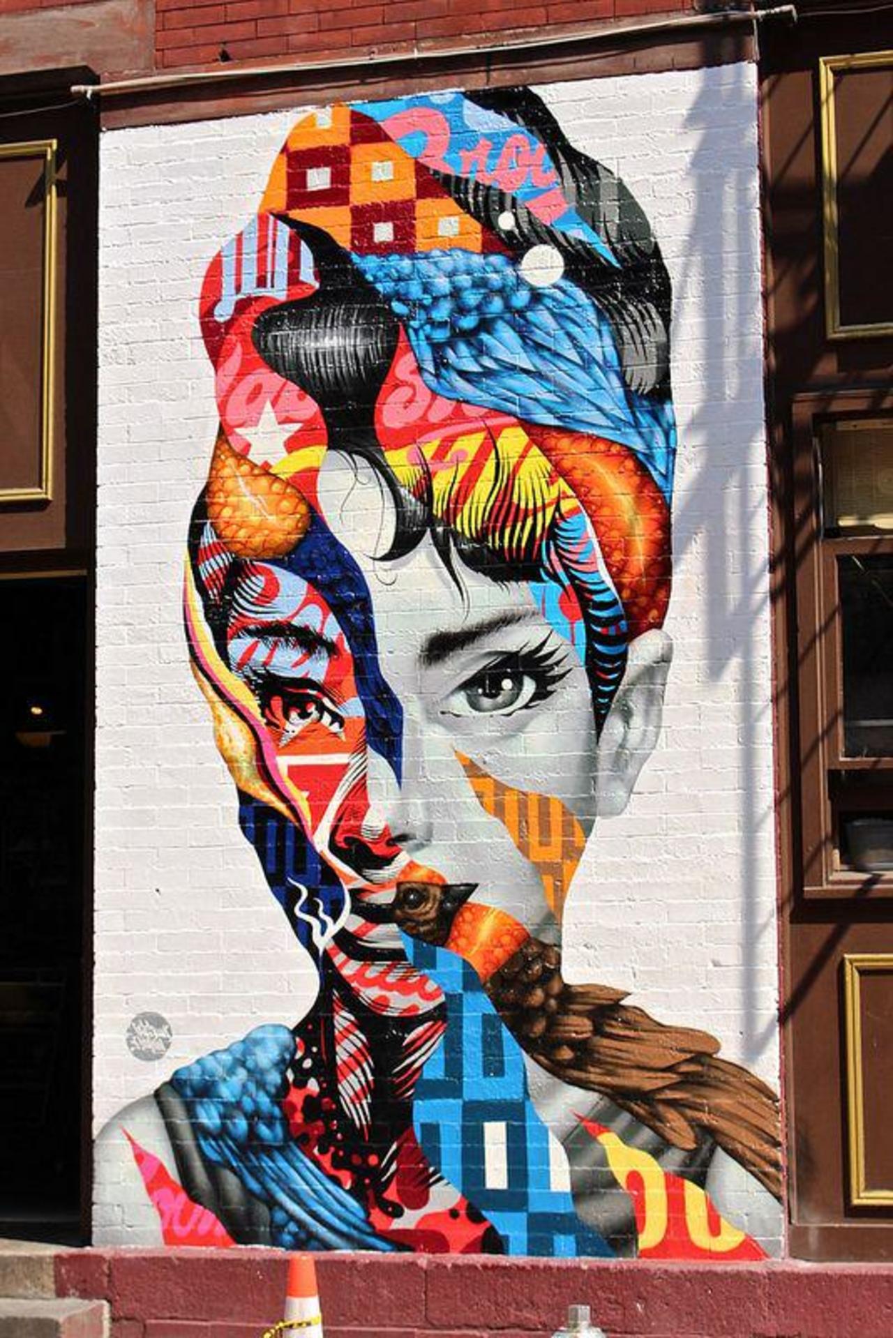 #AudreyHepburn #Graffiti in #LittleItaly - #NewYorkCity
#streetart #hepburn #art #artwork #nyc #newyork #classic http://t.co/kqhQGXP9Cf