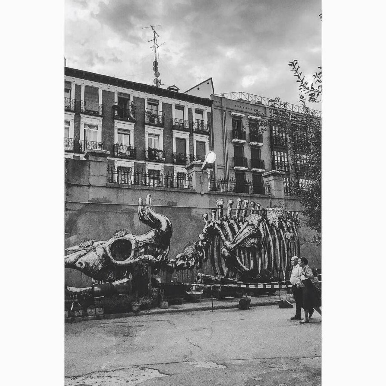 Qe walk the same line.⬅️ #tabacalera #graffiti #street #streetphotography #streetstyle #streetart #madrid #esta… http://t.co/5KYHp0IJQq