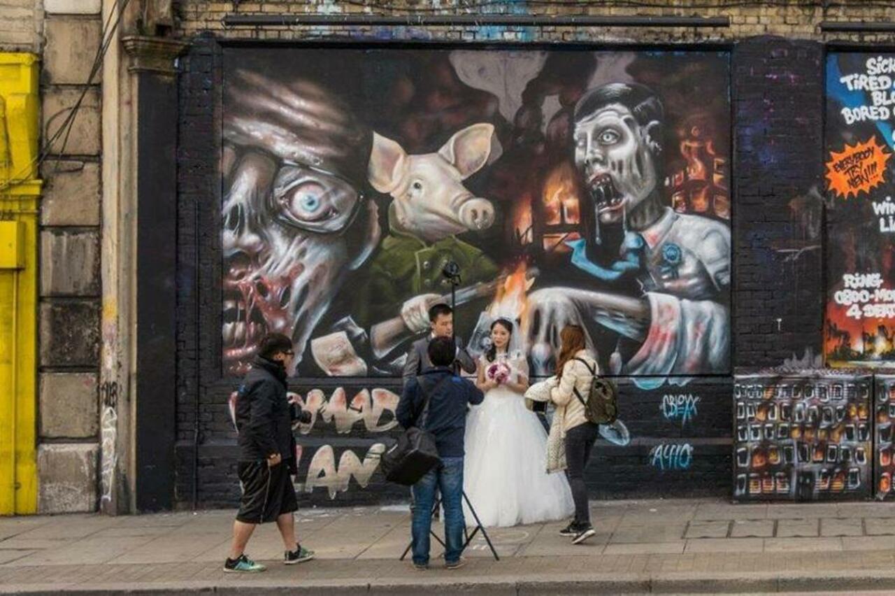 GSA | Work by Nomad Clan in Shoreditch, London
http://blog.globalstreetart.com/post/131294702811/a-perfect-backdrop-for-a-wedding-photo-work-by
#streetart #urbanart #mural #graffiti http://t.co/J2hSV97y5v