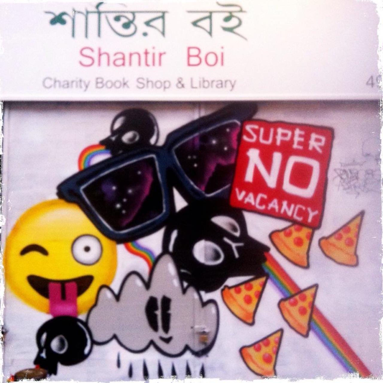 Shutter art at the Shantir Boi charity shop on Fashion Street

#art #streetart #graffiti http://t.co/CcdKLLuOD1