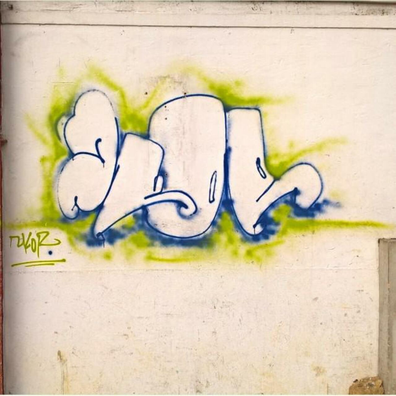 circumjacent_fr: #Paris #graffiti photo by maxdimontemarciano http://ift.tt/1GmeYIW #StreetArt https://t.co/OTxKomizup
