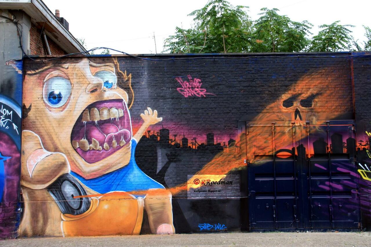 #streetart #graffiti #mural scary graffiti sprayer in #Berchem #Belgium ,2 pics at http://wallpaintss.blogspot.nl https://t.co/M5KJYBwWoR