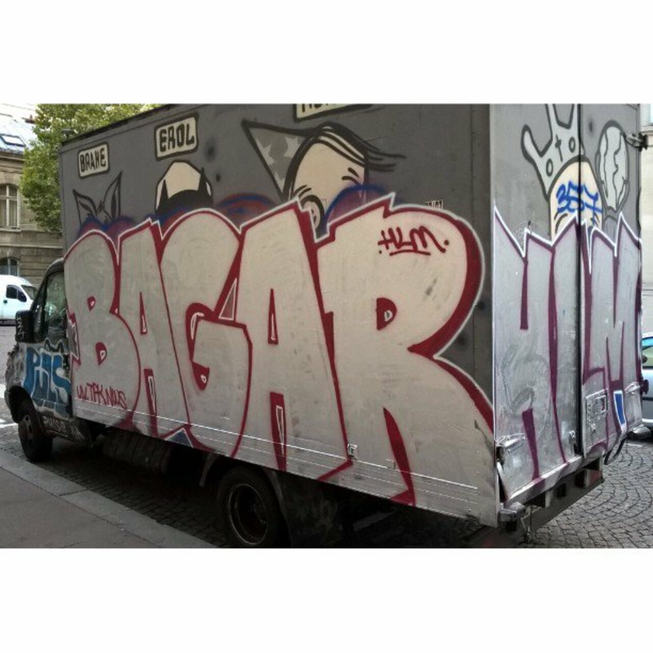 circumjacent_fr: #Paris #graffiti photo by maxdimontemarciano http://ift.tt/1M4jgAQ #StreetArt https://t.co/PgmdwOvT1t