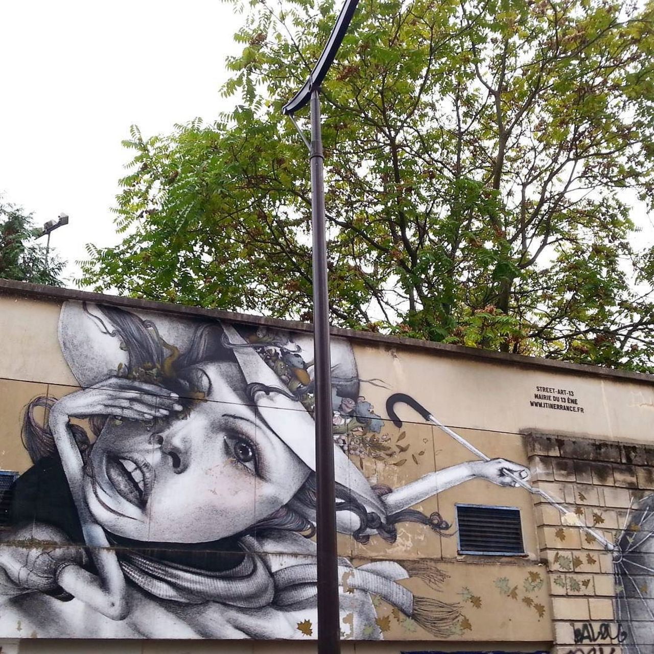 #Paris #graffiti photo by @fotoflaneuse http://ift.tt/1RpdSMV #StreetArt https://t.co/ykIrz1oeK5