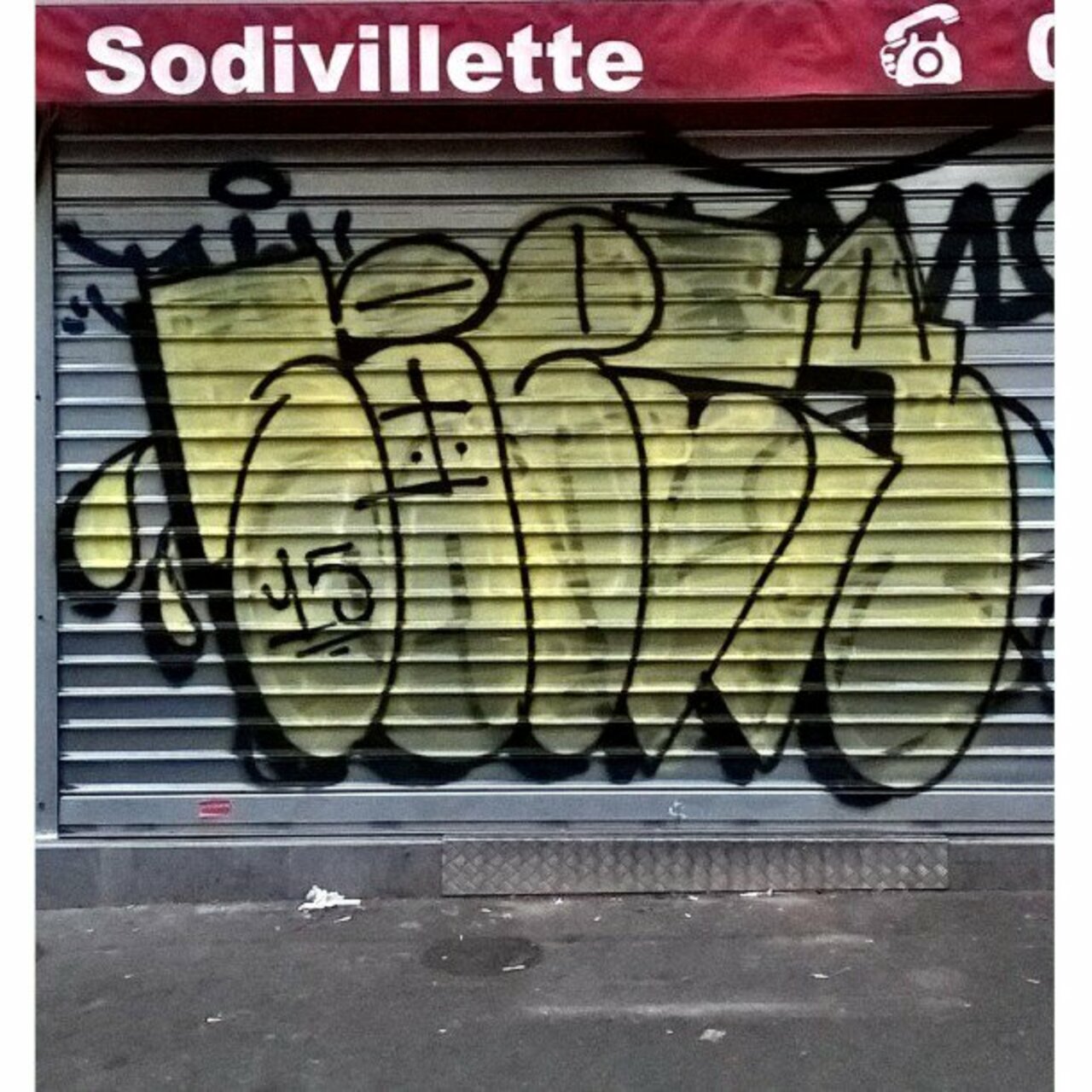 circumjacent_fr: #Paris #graffiti photo by maxdimontemarciano http://ift.tt/1GjoZXB #StreetArt https://t.co/36y9D9shi7