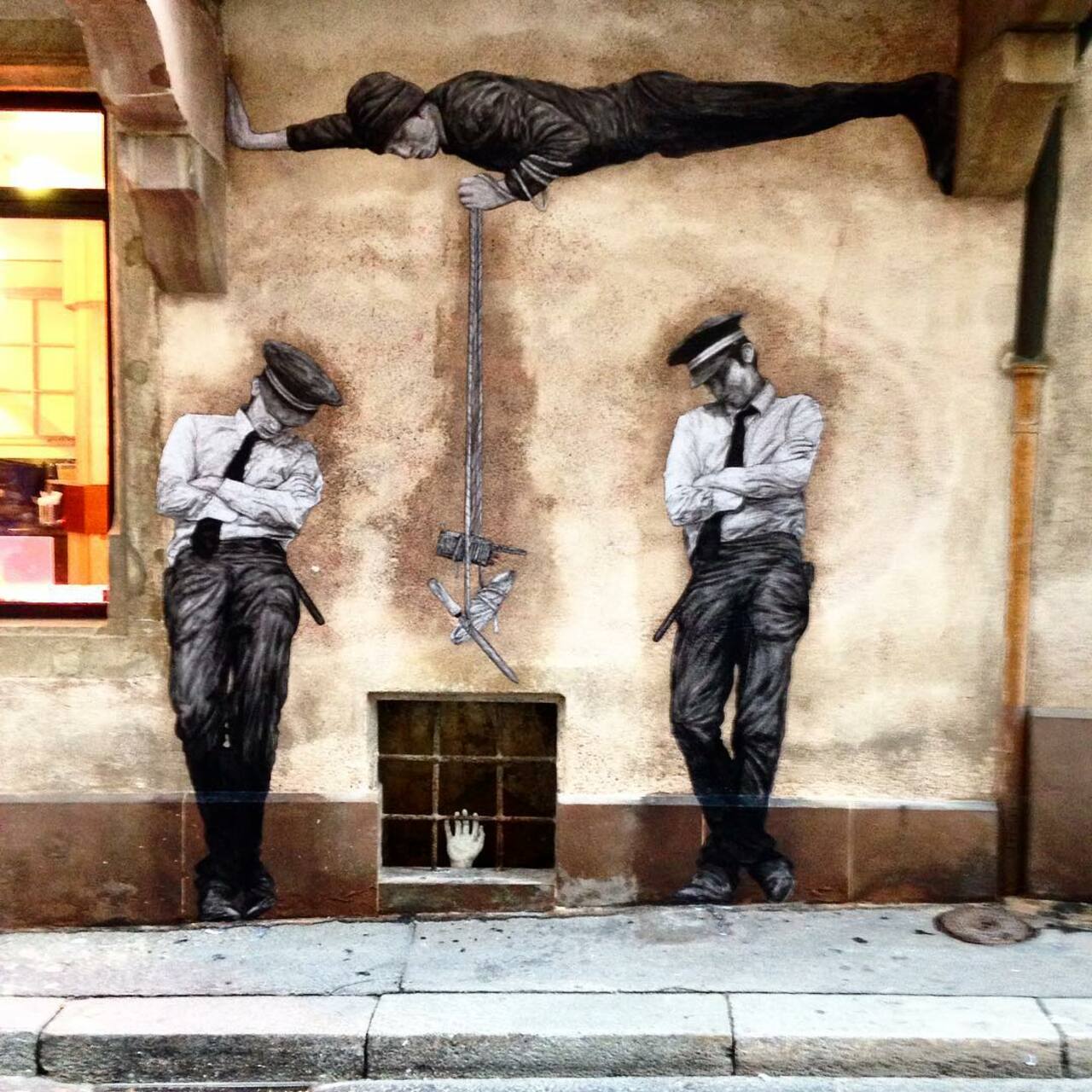 'Rescue' Something new from Levalet in Strasbourg, France. #StreetArt #Graffiti #Mural https://t.co/nxZ1ygJFxS