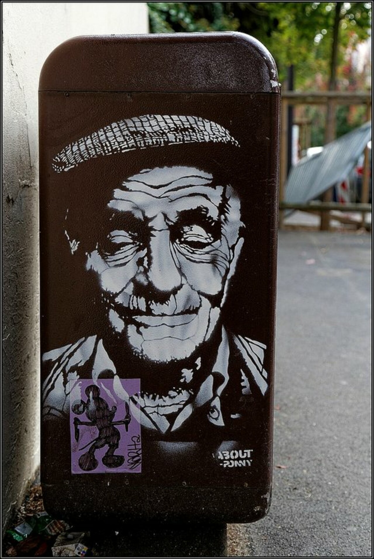 Street Art by anonymous in #Vitry-sur-Seine http://www.urbacolors.com #art #mural #graffiti #streetart https://t.co/rVFjvjodyZ