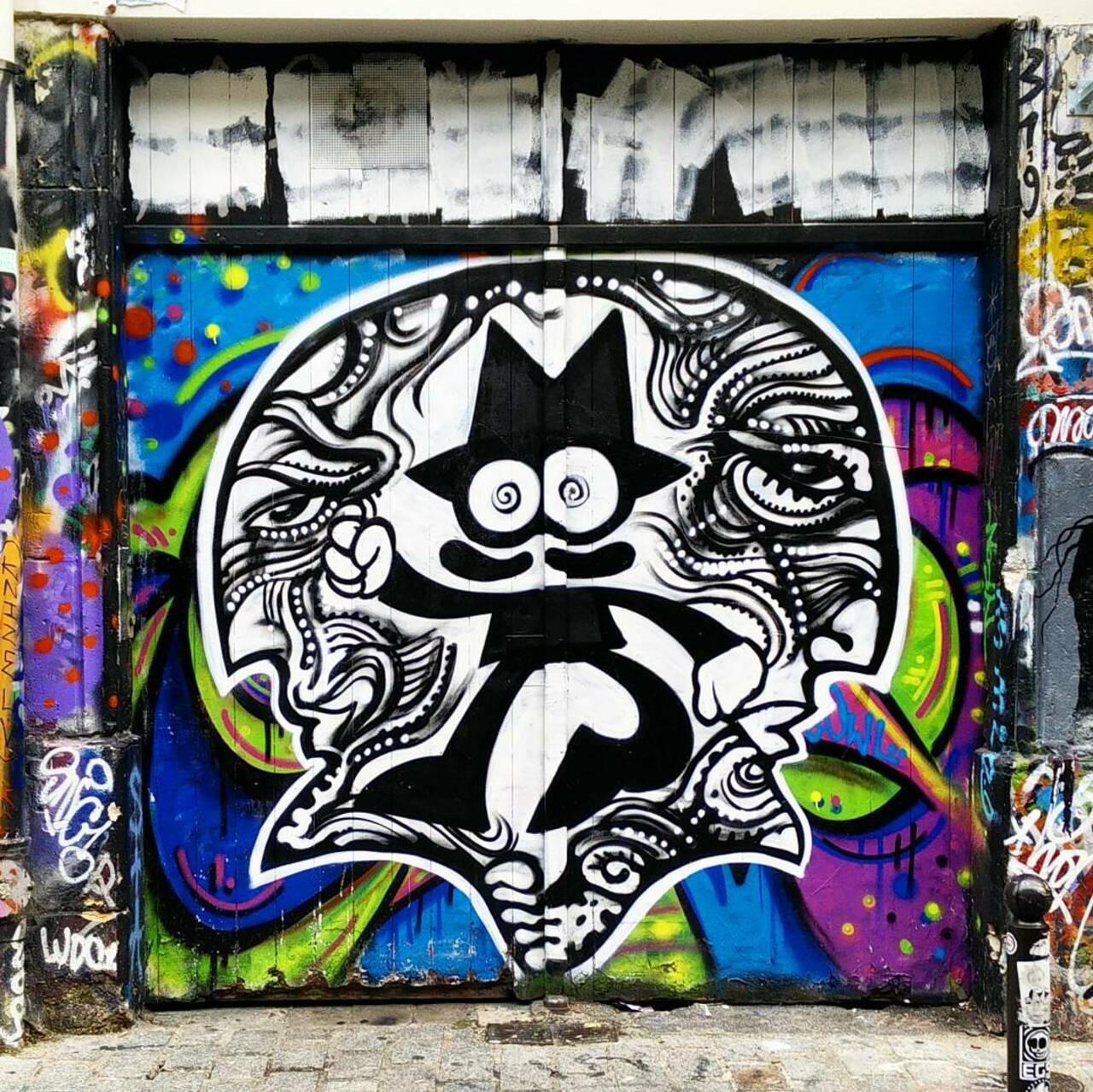 #Paris #graffiti photo by @ceky_art http://ift.tt/1jGjk3J #StreetArt https://t.co/GtJzuRCD5s