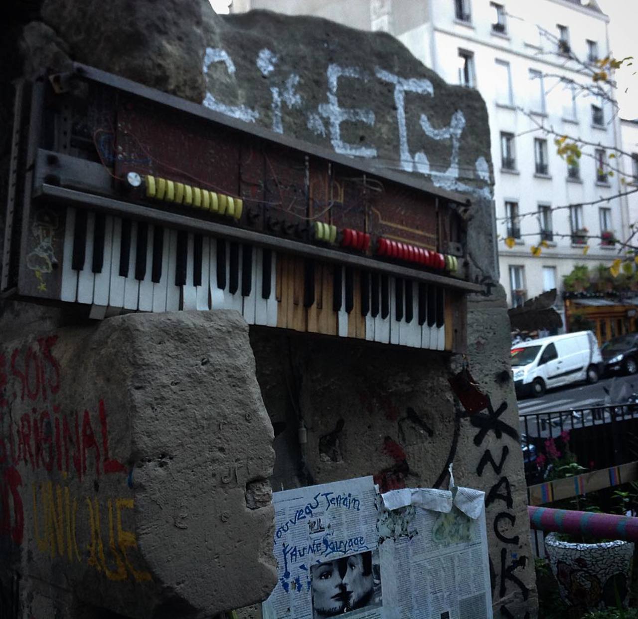 #Paris #graffiti photo by @stefetlinda http://ift.tt/1PNKSjU #StreetArt https://t.co/XNPhXxLYSB