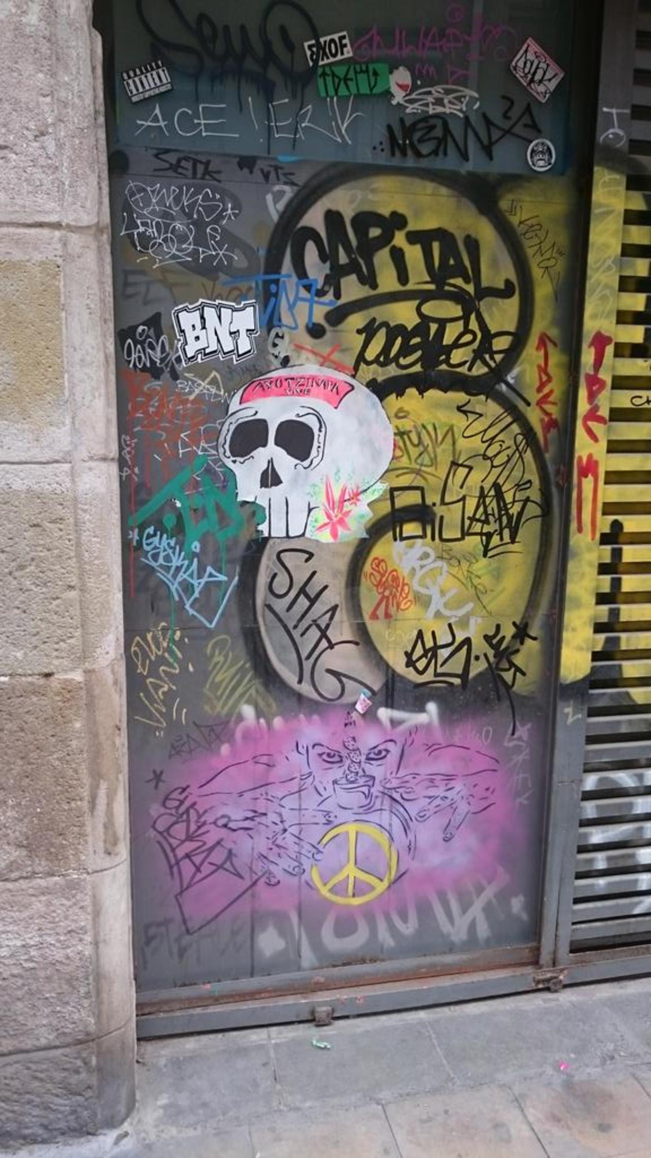 #BCN was full of the #urbanart people hate it. But I feel it gives part of the city character! #graffiti #streetart https://t.co/FFNLd89r14