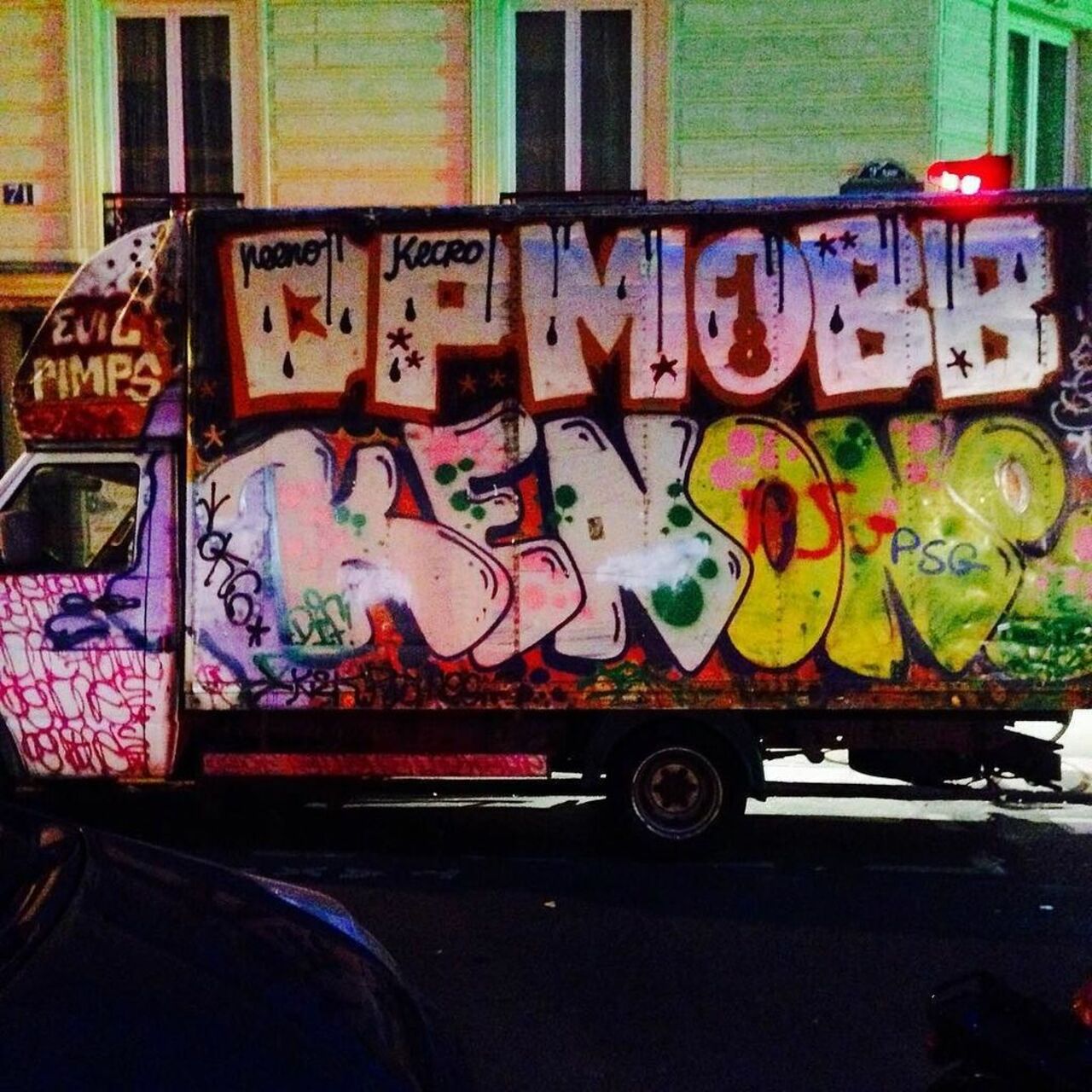 Graf-on-wheels... at night !
#paris #paris18eme #parisbynight #streetart #streetartparis #graffiti #grafittiart by … https://t.co/JWTeSVt8MY