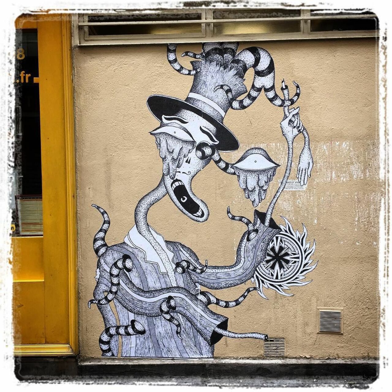 #Paris #graffiti photo by @gabyinparis http://ift.tt/1R5w9Pw #StreetArt https://t.co/oodARTpEsT