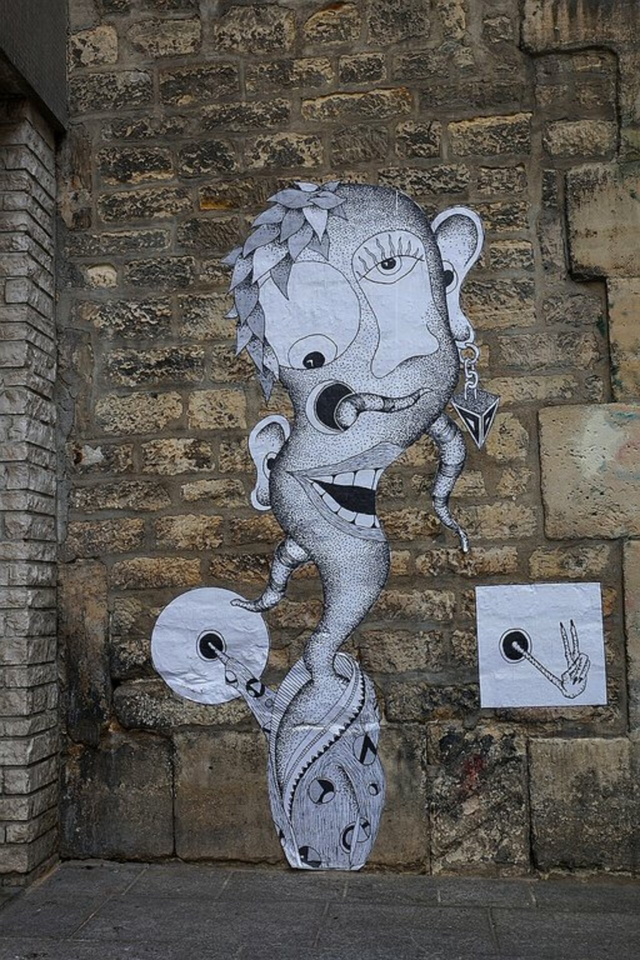 Street Art by anonymous in #Paris http://www.urbacolors.com #art #mural #graffiti #streetart https://t.co/hQu0iiuF6o