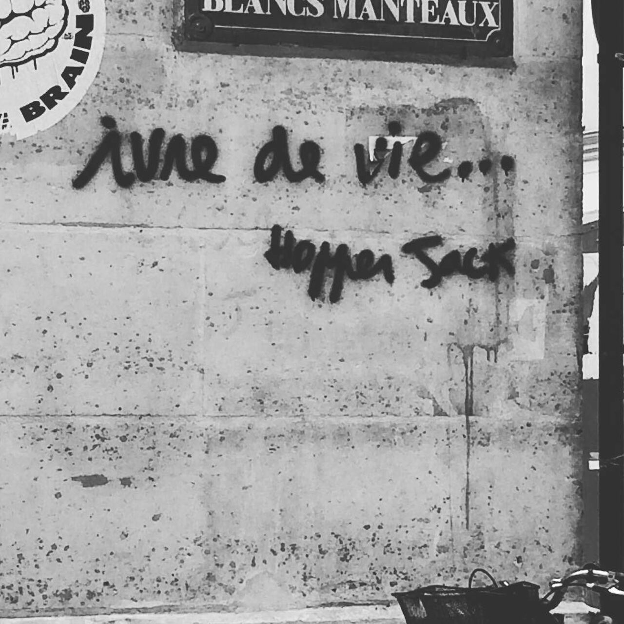 #Paris #graffiti photo by @alice.glr http://ift.tt/1PMmdNq #StreetArt https://t.co/pGPhY4rpJj