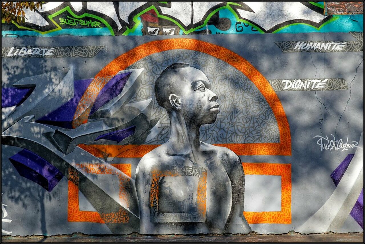 Street Art by anonymous in #Paris http://www.urbacolors.com #art #mural #graffiti #streetart https://t.co/5Fb3pKjhY4