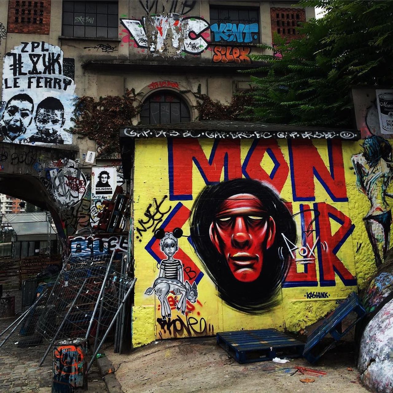 #Paris #graffiti photo by @allaboutparisandbeyond http://ift.tt/1P0JNVd #StreetArt https://t.co/1U6z3pirda