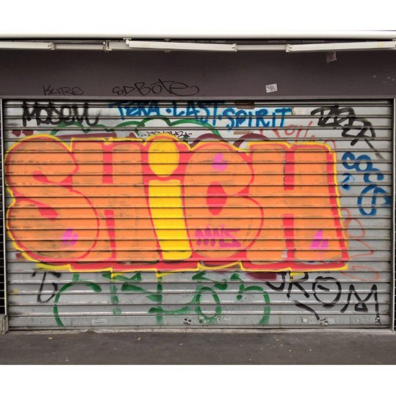 #Paris #graffiti photo by @maxdimontemarciano http://ift.tt/1LSs51u #StreetArt https://t.co/0pDTzlmriK