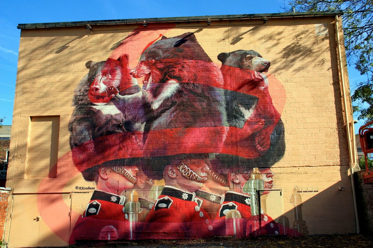 RT @RRoedman: #streetart #graffiti #mural palace bearskins from #TelmoMiel in #Deinze, 5 pics at http://wallpaintss.blogspot.nl https://t.co/LQMrw7pzkc