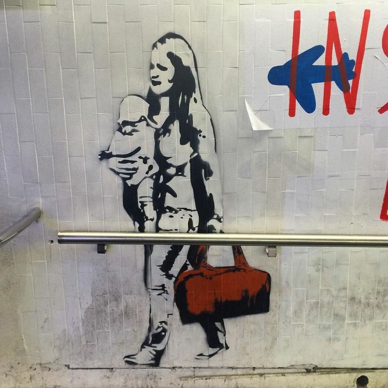 #streetart #garedunord #streetartparis #parisstreetart #graffiti #urbanart #voyageur by benapix https://t.co/5t7YaooP8Y