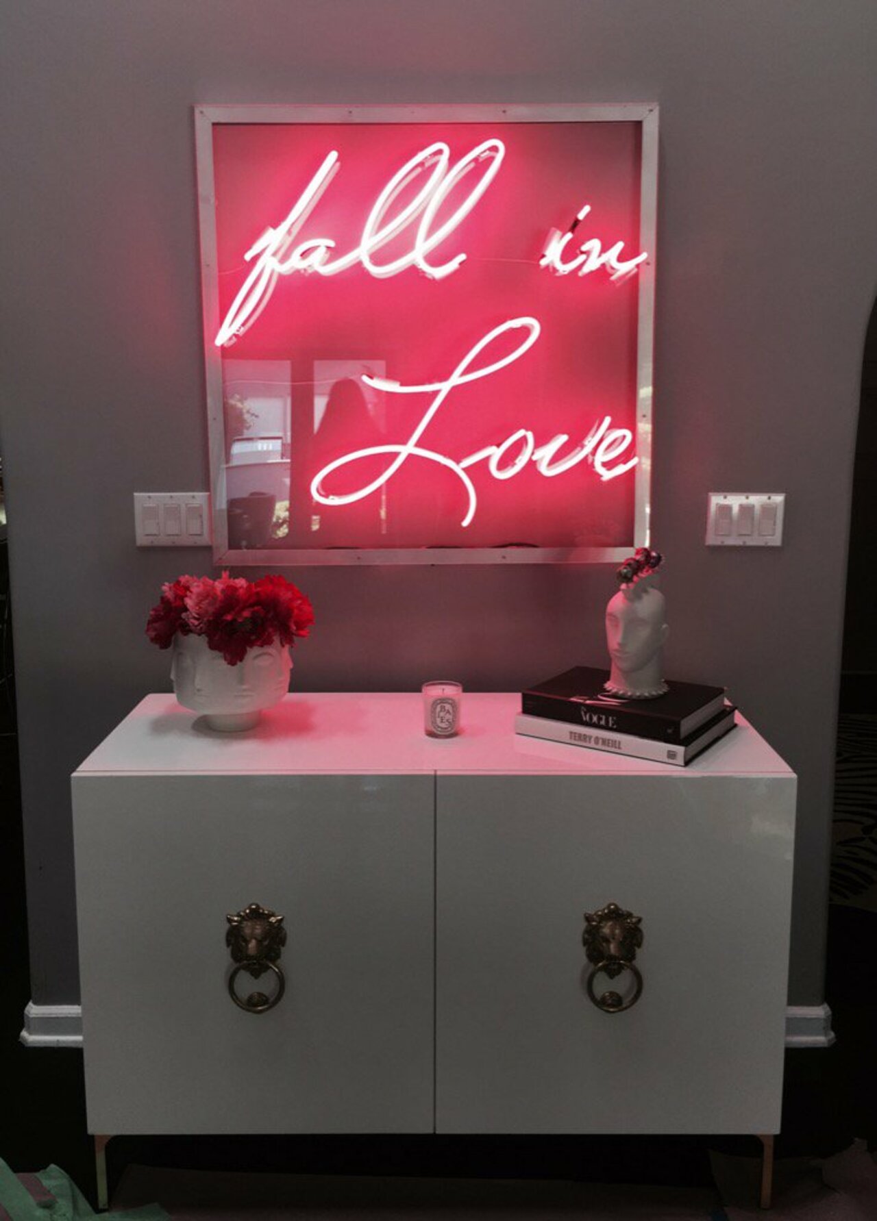 Just hung my new neon installation by @neonqueen and I'm LOVING it. #art #beauty #love #pink https://t.co/3UudqZY4q5
