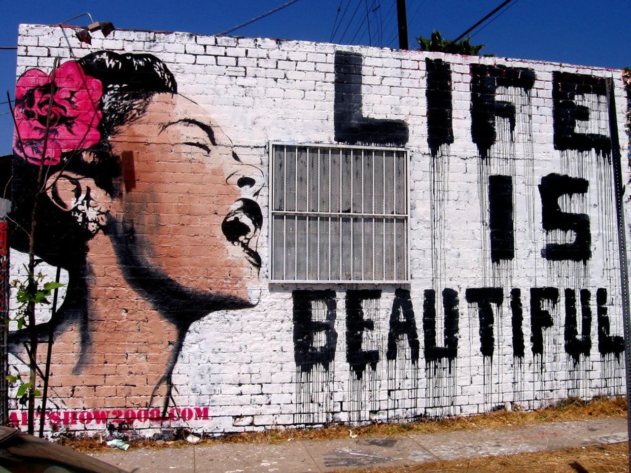 LIFE IS BEAUTIFUL#Streetart #urbanart #graffiti #mural by Banksy https://t.co/VZwQsEl5Mk