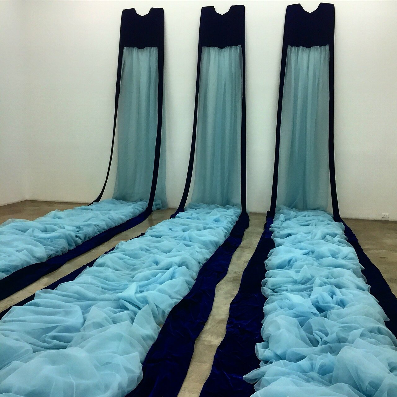 Swimming in "Blue Gowns," 1993 #BeverlySemmes #rubellfamilycollection  #art #miami @wmag https://t.co/3p5bfrJGGp