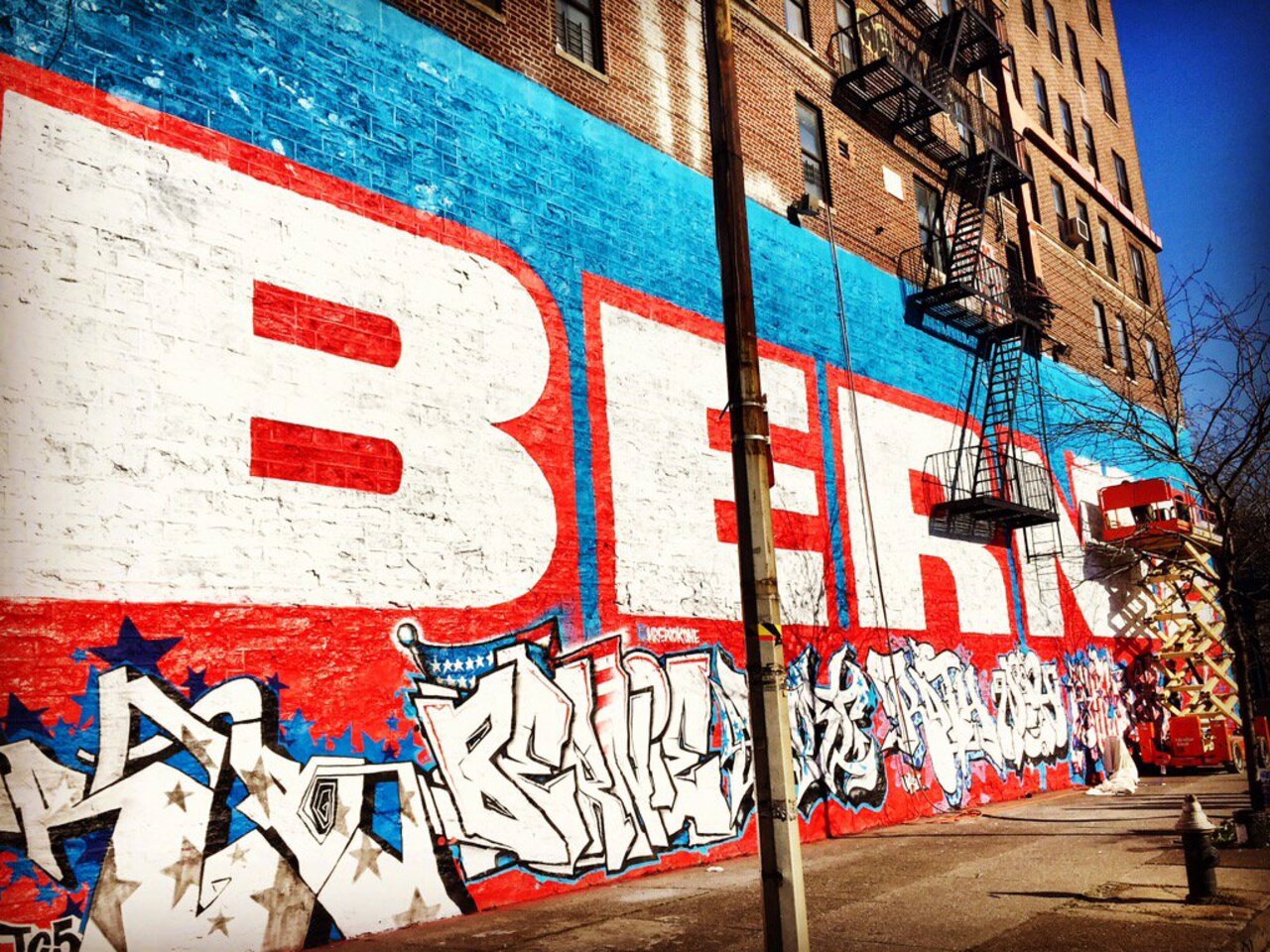 The Bronx Is Berning... @BernieSanders For President #TheBronx #NYC #FeelTheBern #Art #StreetArt #Graffiti https://t.co/OqKgHy35lb