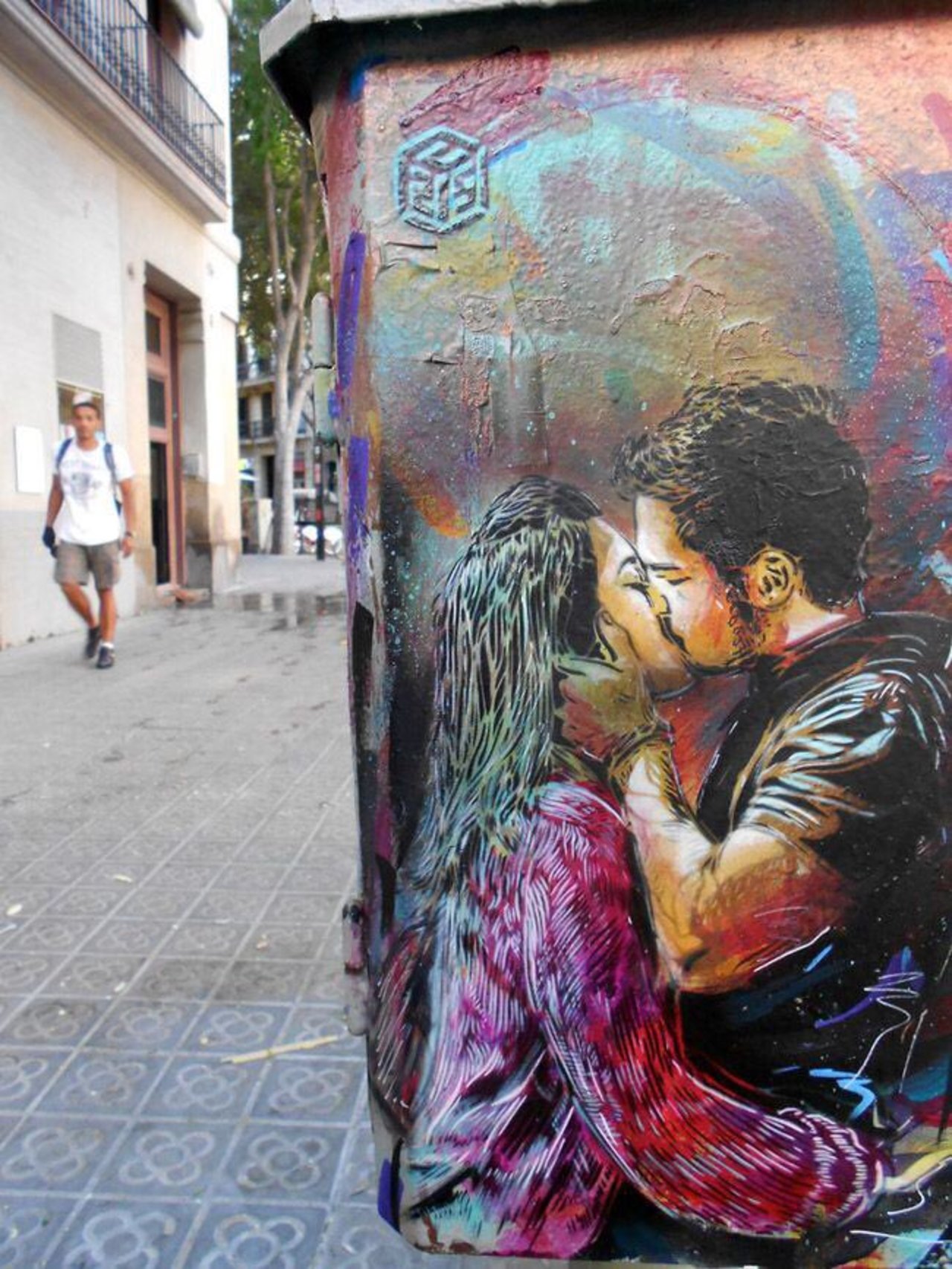 #streetart by C215 #Barcelona  Huge kiss #Artlovers Have a lovely day all of you  https://t.co/5SZRYMaupu