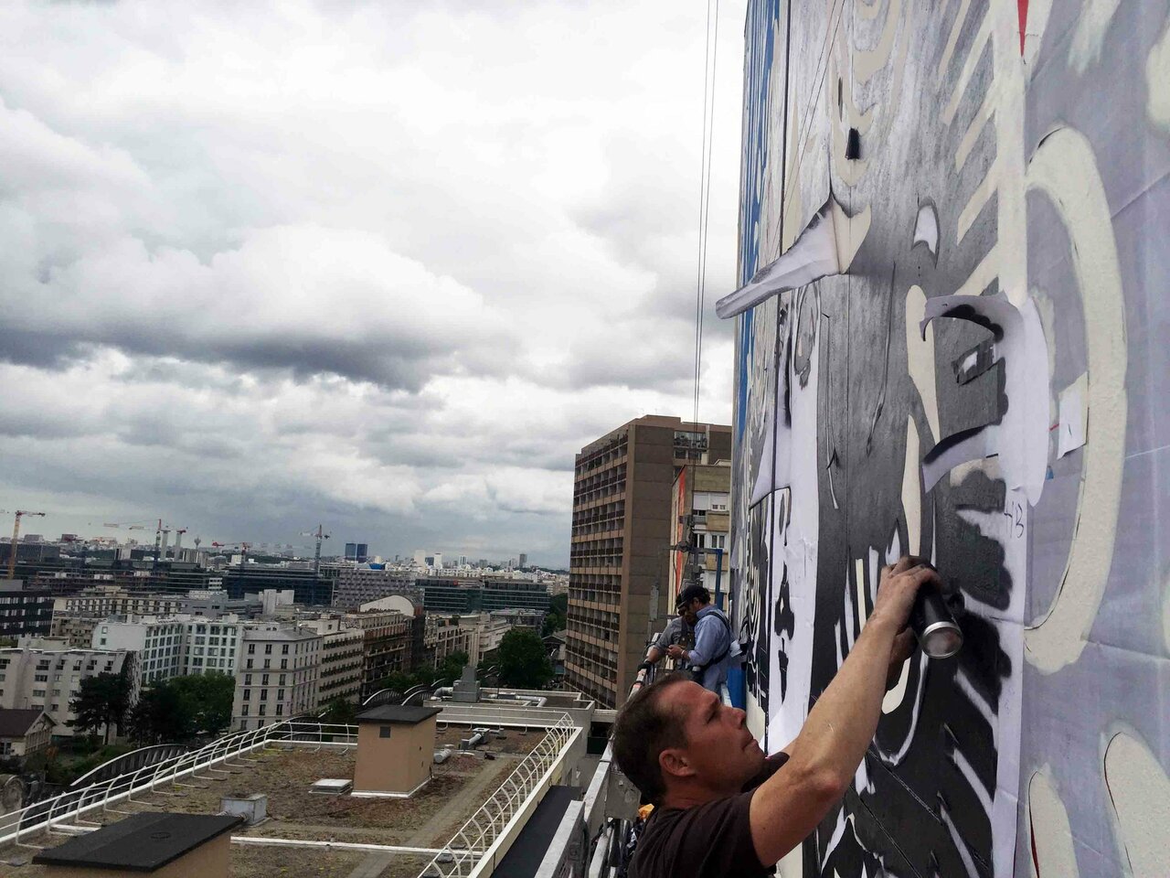 Working on the third #Paris #mural. @g_itinerrance #obeygiant #obey #shepardfairey https://t.co/MOyN2Fo9Cm