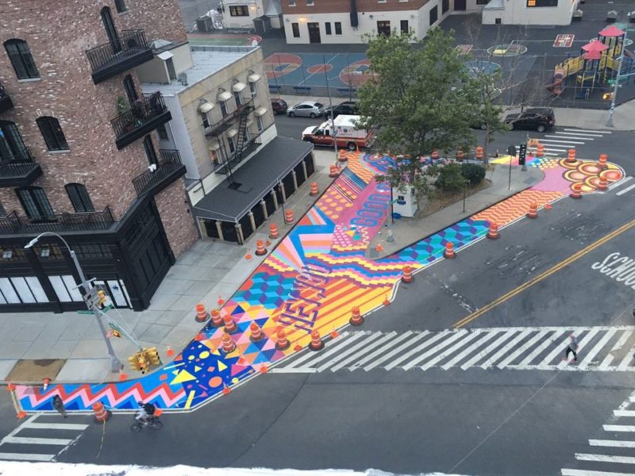 THIS is #streetart! Amazing asphalt activation by Queen Andrea celebrates NYC diversity. http://untappedcities.com/2016/06/29/nyc-mural-by-graffiti-artist-unveiled-at-ascenzi-square-in-williamsburg/ https://t.co/t9rOmTqSNF