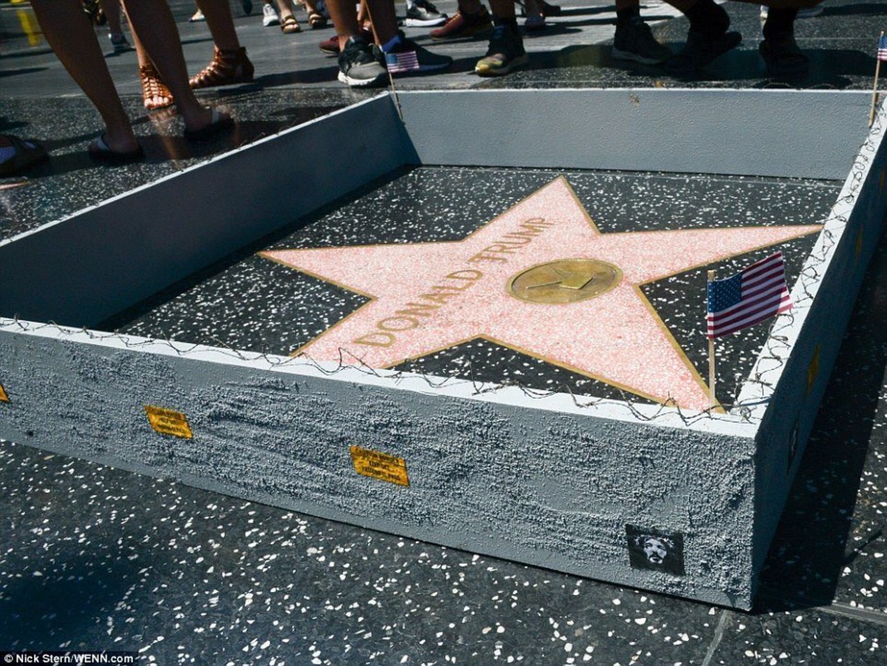 There's now a wall with barbed wire & US flags around @realDonaldTrump's star on Hollywood Walk of Fame #streetart https://t.co/JO53pcLVil