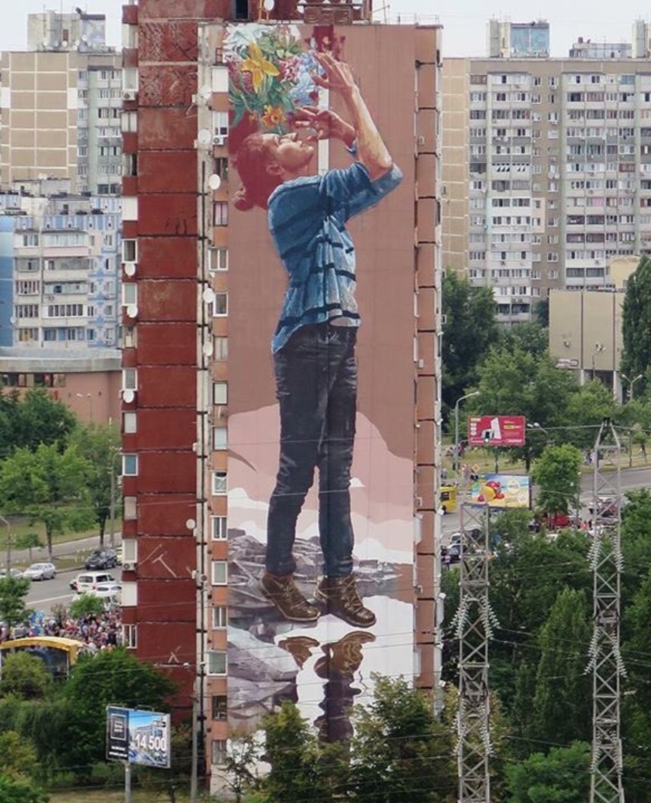 The amazing new Street Art piece by Fintan Magee in Kiev #art #mural #graffiti #streetart https://t.co/KCEzkpOY05