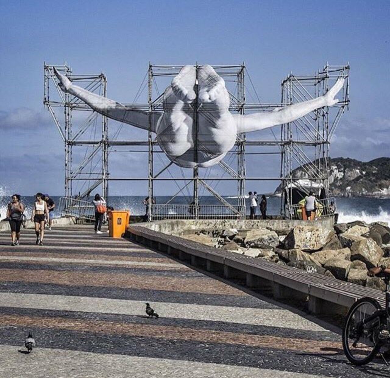 New 3D art installation by JR Rio de Janeiro #3dart #streetart #mural https://t.co/jNTu2Tjb8u
