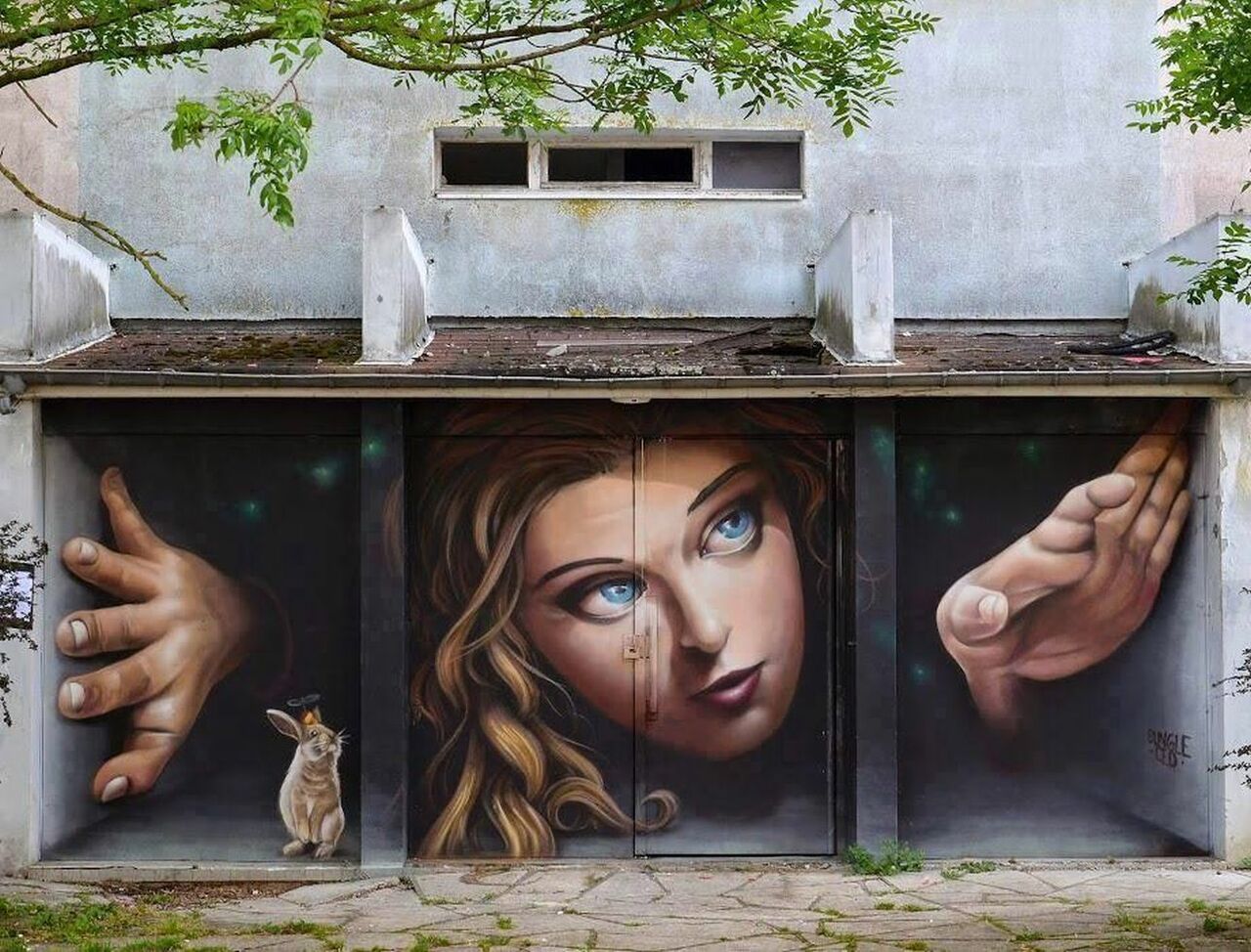 #StreetArtSaturday #3D #Streetart of a blue eyed girl and a rabbit (Alice?) by Bingle. https://t.co/mUhc8Q5fH2