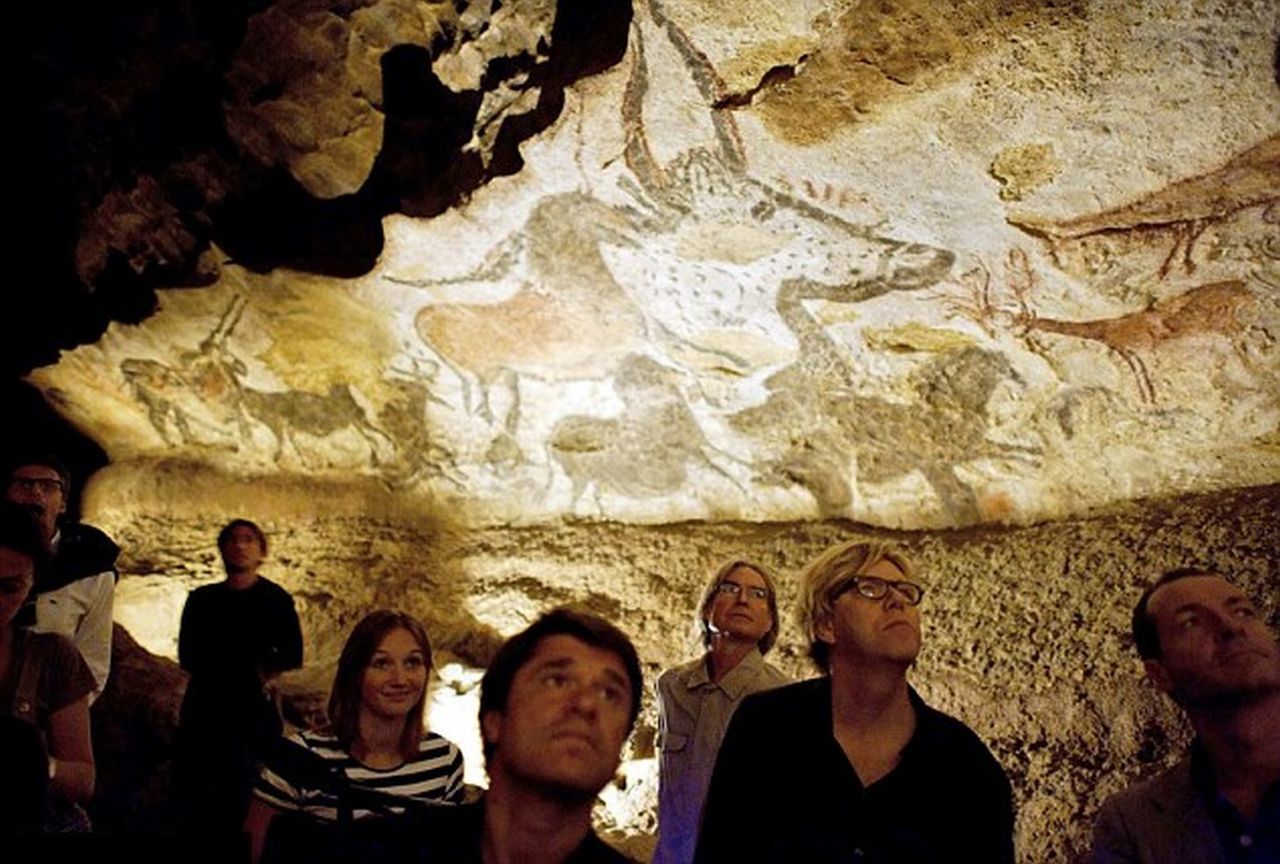 #StreetartSaturday Visitors view #CavePaintings in the Lascaux cave that may simply be 15,000 yr old #Streetart https://t.co/CHgIXC4PiR