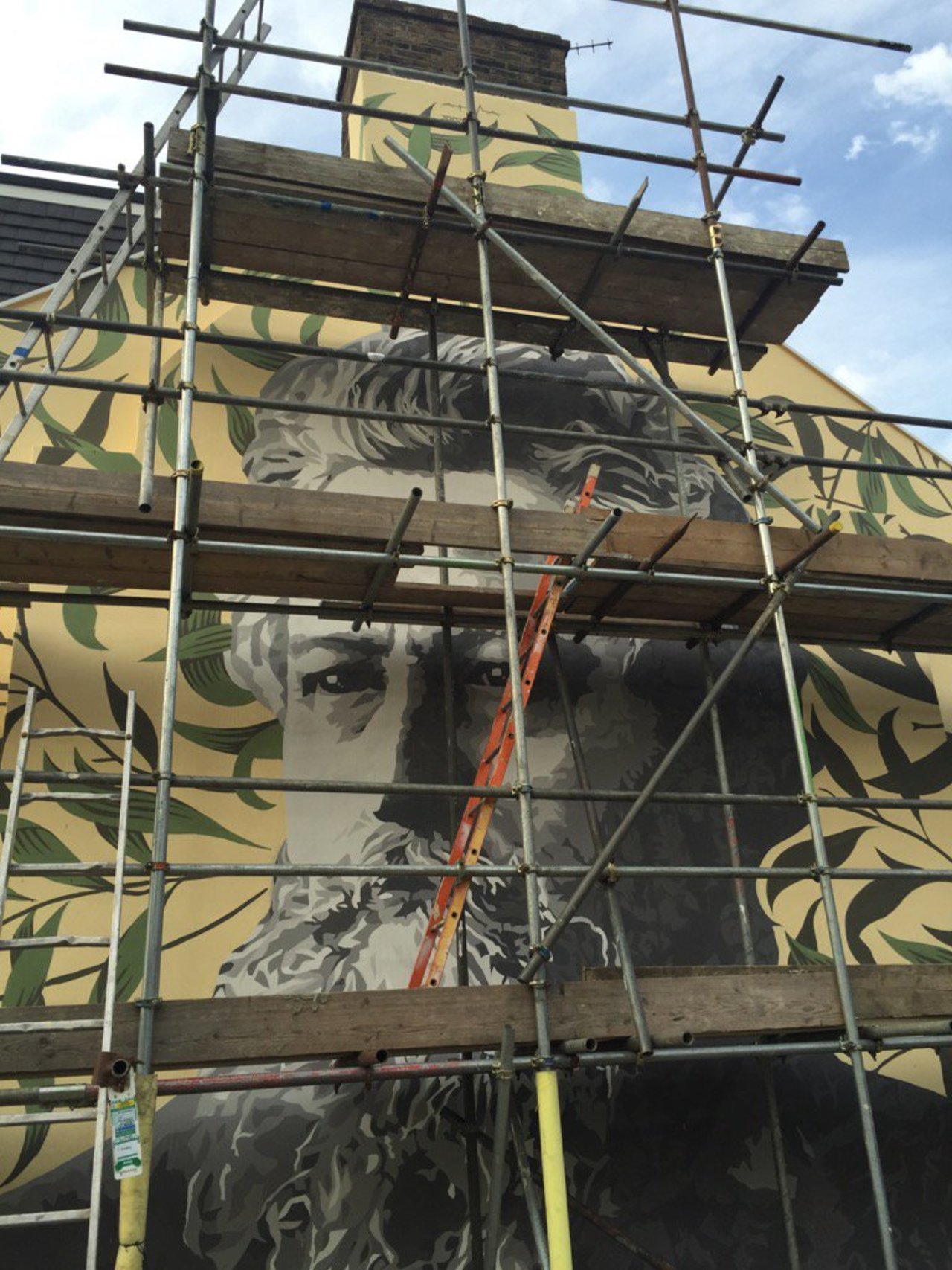 Oh, brand spanking new wall art celebrating William Morris almost finished! #streetart @woodstreetwalls #e17 https://t.co/T8hdmlcp2k