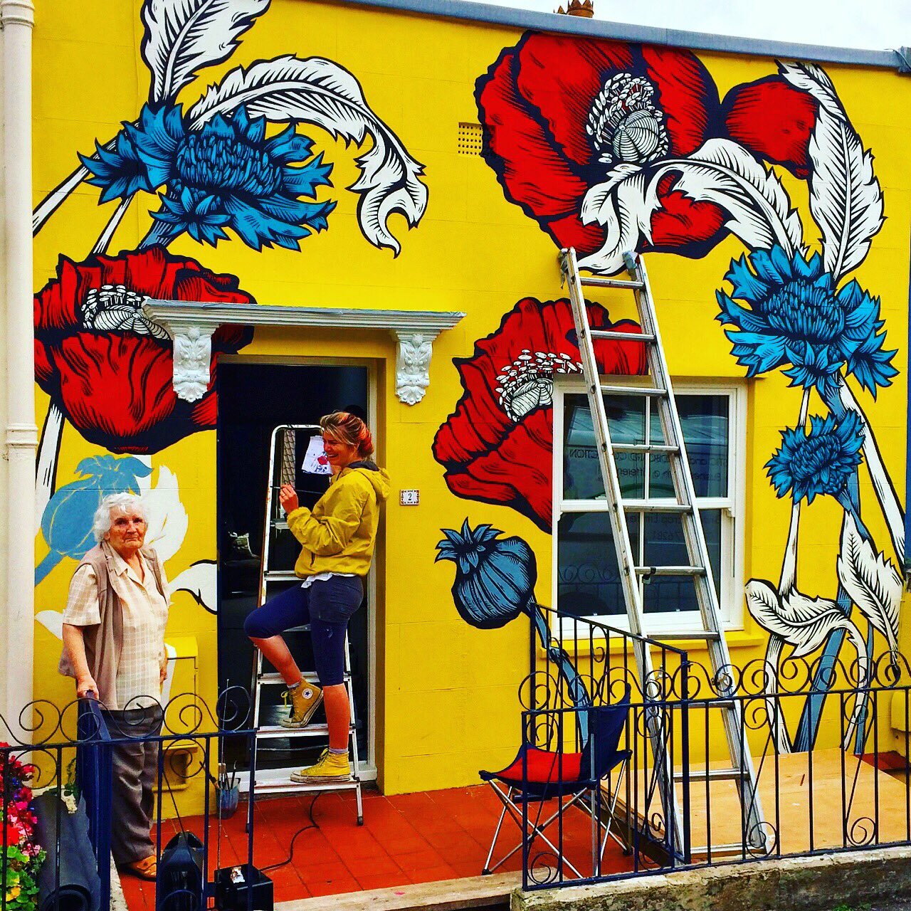 House mural nearly complete! With my neighbour Margaret.Paints used @ValsparPaintUK @BandQ #streetart #mural https://t.co/KkTK5eteGt