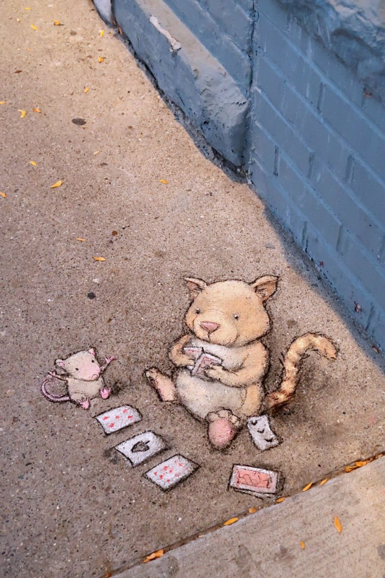 Enid and Logan have their own interpretation of “a game of cat and mouse.” #streetart #sidewalkchalk #norules https://t.co/KAJY1BIp97