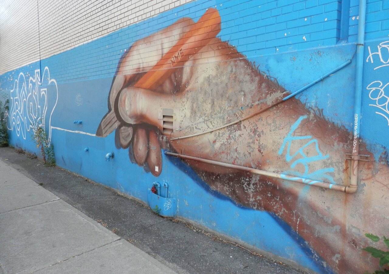#StreetartSaturday This block-long #Streetart is an older example of clever #Montreal art. https://t.co/v8piMYMpdv