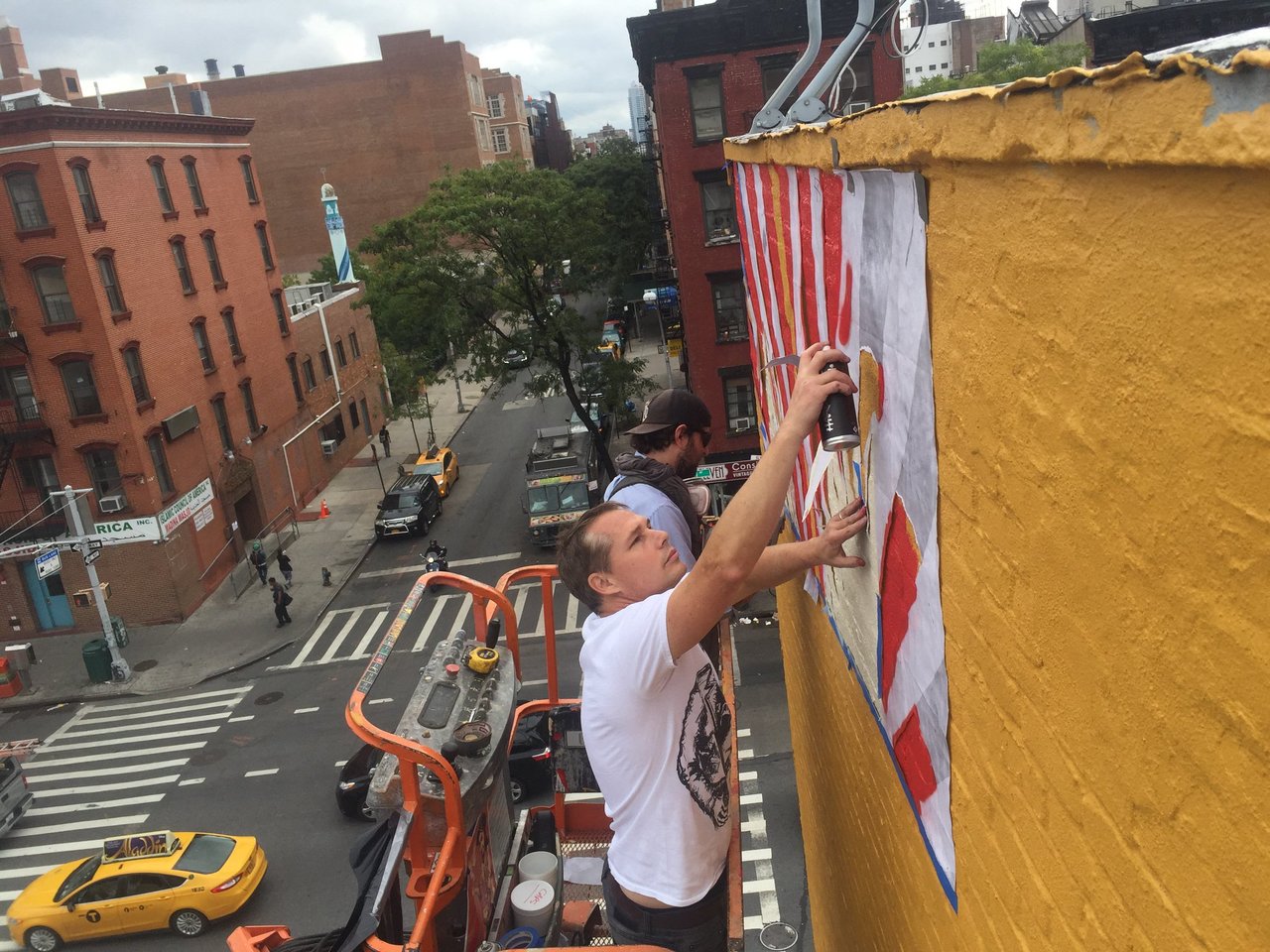Starting a new #mural in #NYC. #obeygiant #shepardfairey #publicart https://t.co/0koLx0jTLp