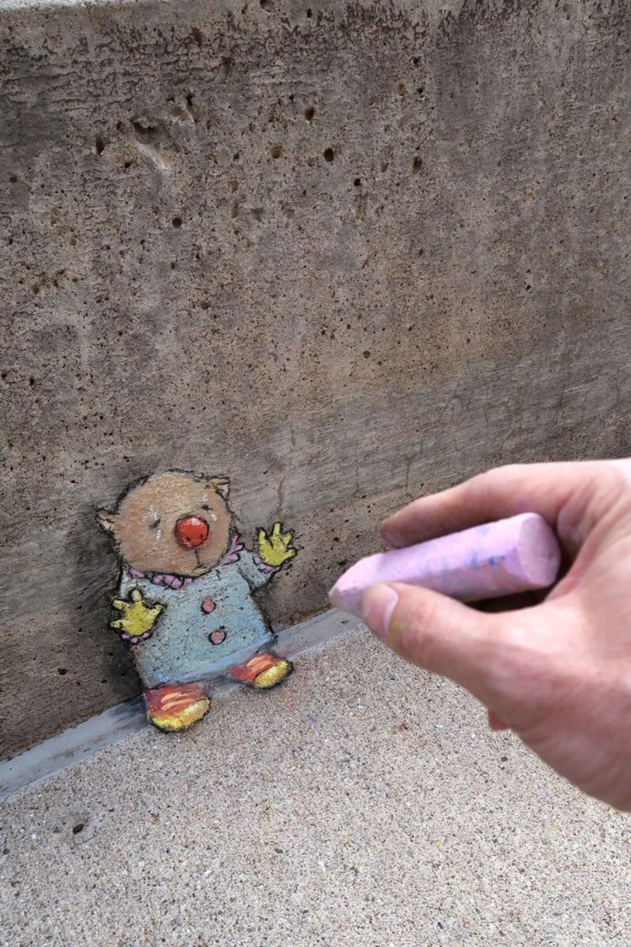 He was on board at the beginning, but Sasha is finally fed up with all the clowning around. #streetart #chalkart https://t.co/xjBHSNrthU