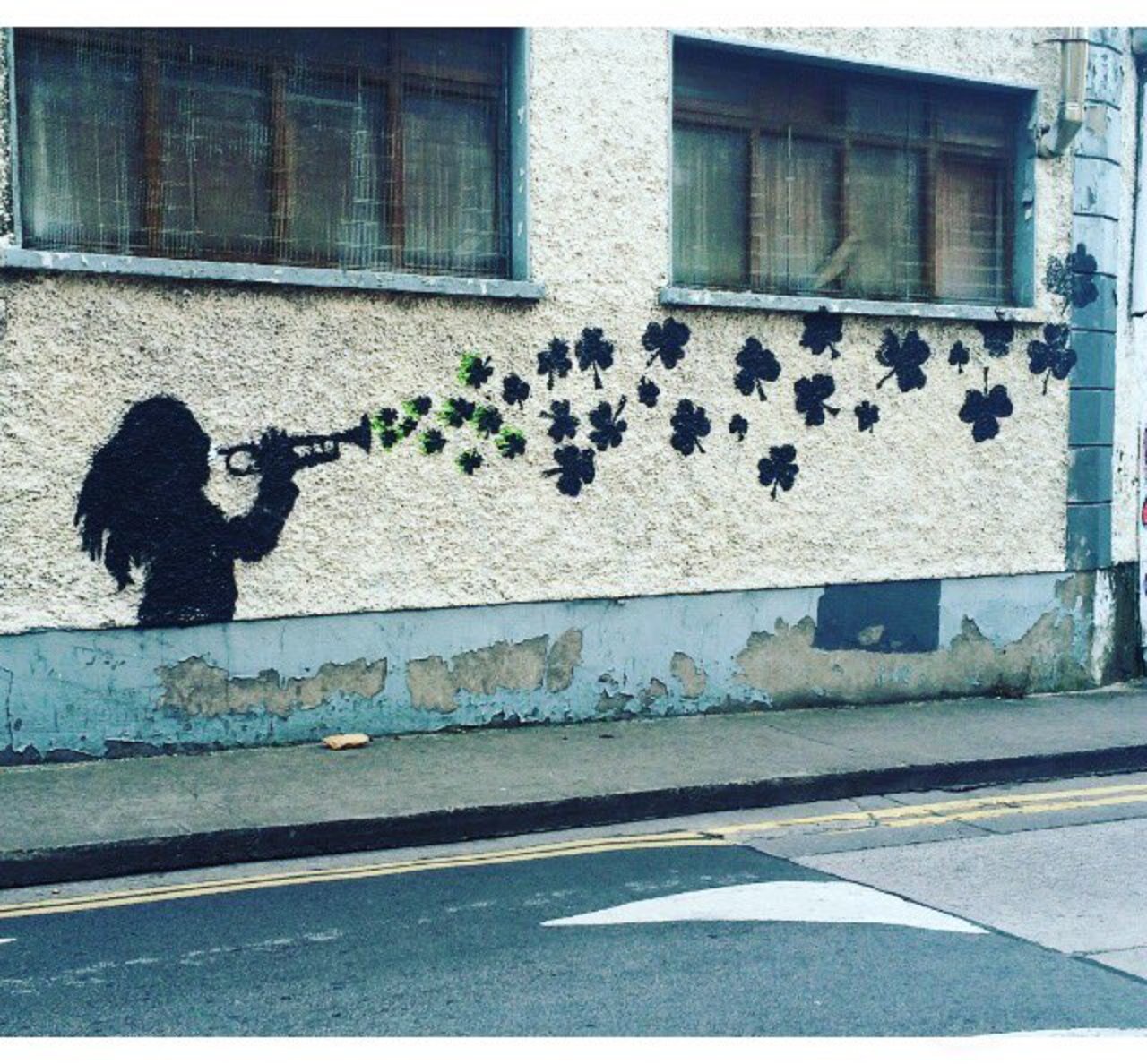 Passing cool graffiti on the way to work ❤️ #OneIrishDay #graffiti #art #shamrocks #music #Dublin #LoveDublin https://t.co/j1ibumOuqs