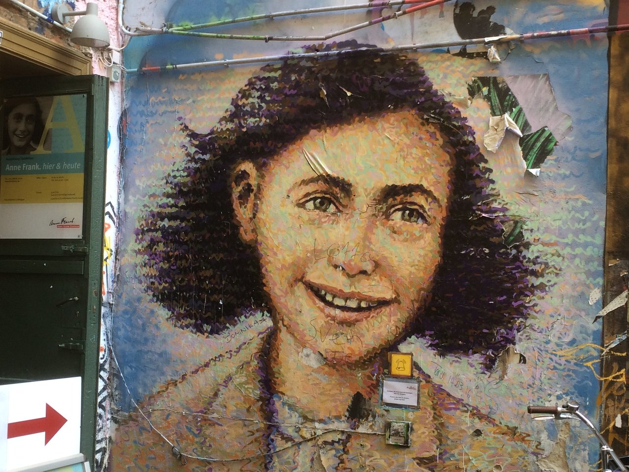 Anne Frank by Jimmy C in Berlin #streetart #berlin More about his artwork here:  http://bit.ly/2hmqCwi https://t.co/8XWnWVfLA9